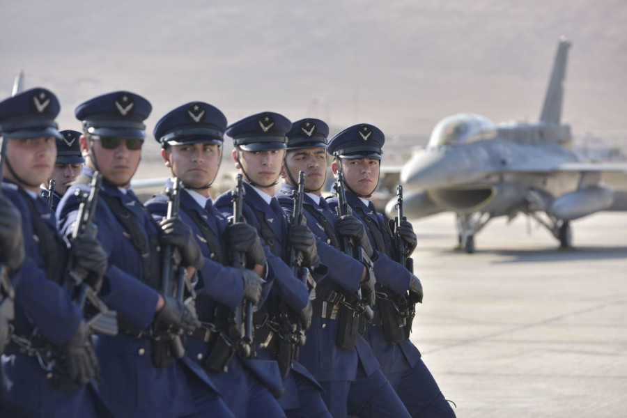 La unidad de formación de la Iª Brigada Aérea frente a un F-16D Block 50. Foto: Gore Tarapacá