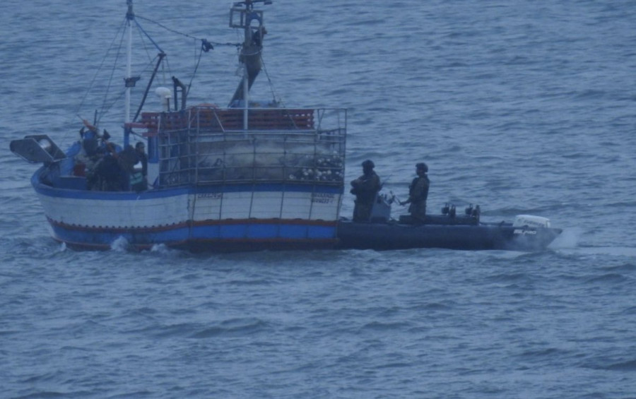 Dotación de visita junto al buque detenido Foto: ANU