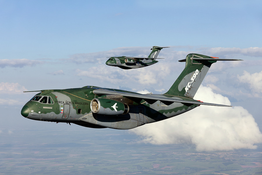 Os dois protótipos do KC390 voando juntos: entrega a FAB ocorreu no início de setembro.