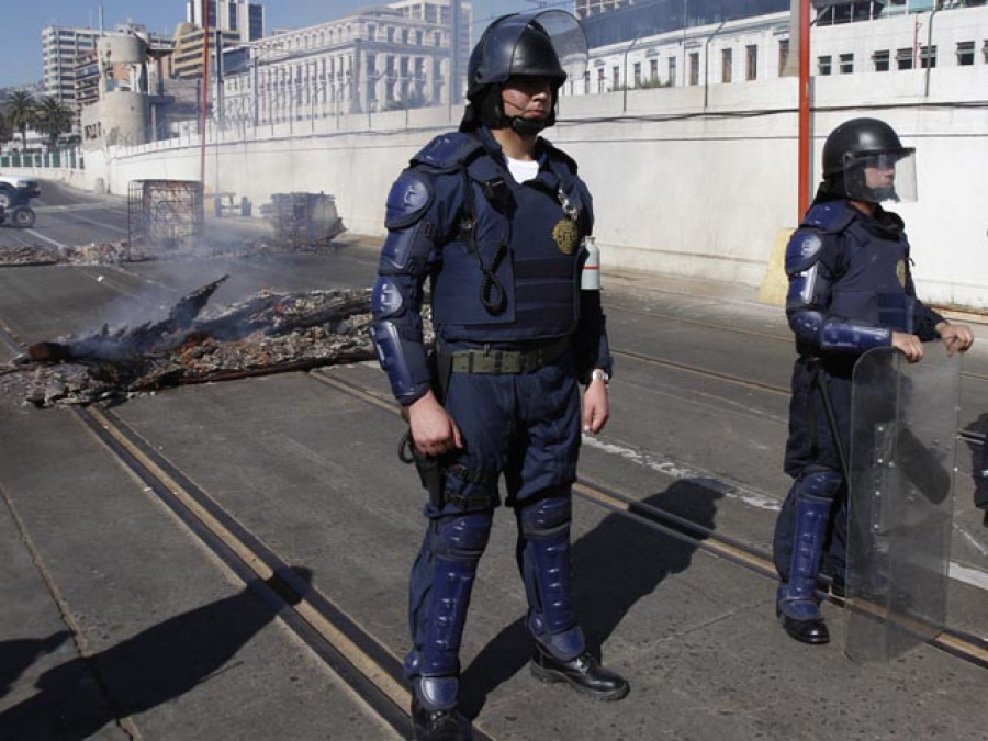 Efectivos de la Autoridad Marítima con protección antidisturbios. Foto: Pablo Tomasello La Segunda
