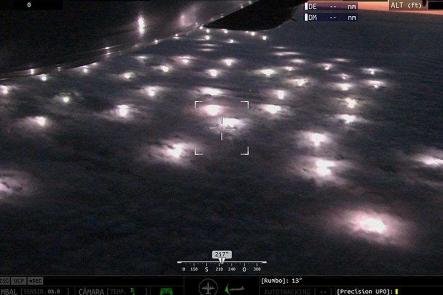 Las luces de los buques pesqueros desde el aire. Foto: Armada Argentina