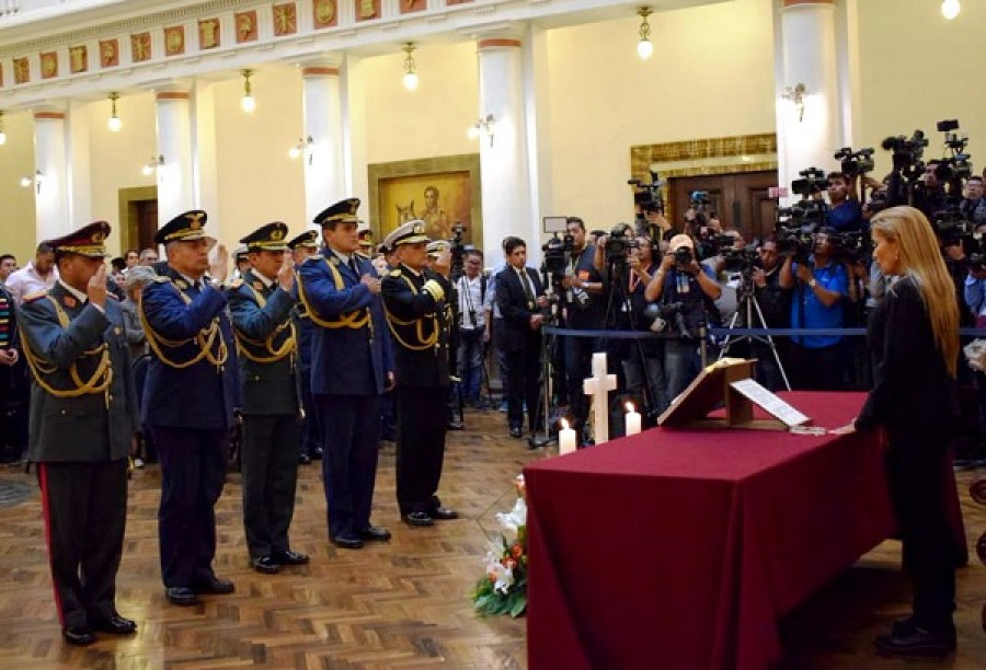 La presidente Jeanine Añez toma el juramento a los nuevos integrantes del Alto Mando Militar. Foto: Agencia Boliviana de Información.