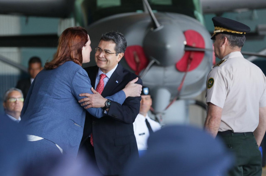 El presidente de Honduras, Juan Hernández, recibiendo un Carvan donado por EEUU, en diciembre de 2018. Foto: Presidencia de Honduras.