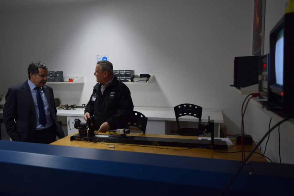 El director ejecutivo de Enaer visitando uno de los talleres de Famae. Foto: Famae