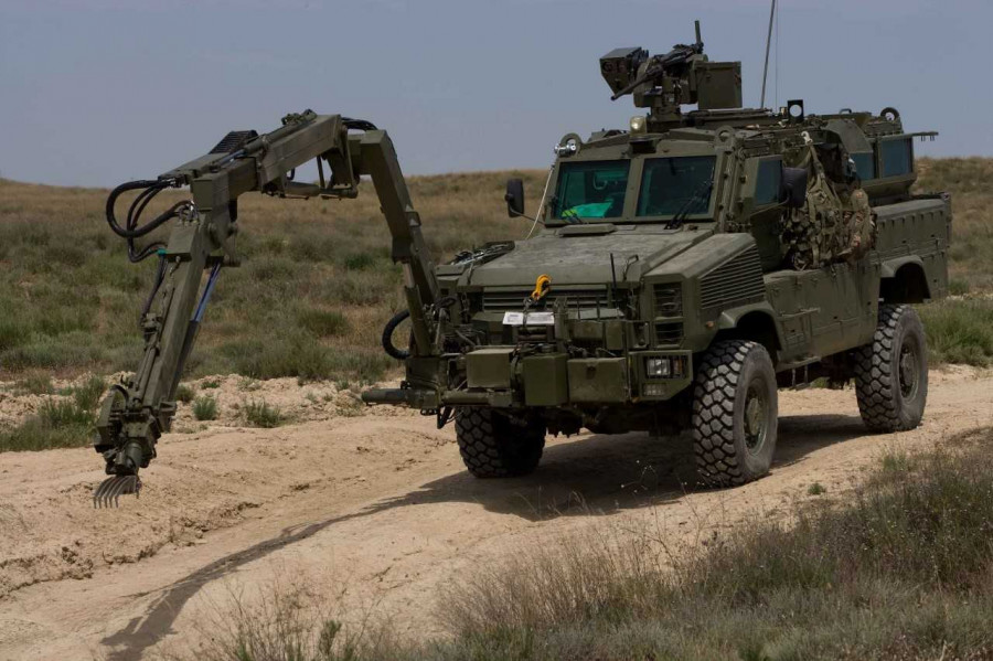 Brazo robótico Aunav.Cid integrado en un vehículo RG-31 del Ejército de Tierra. Foto: Everis