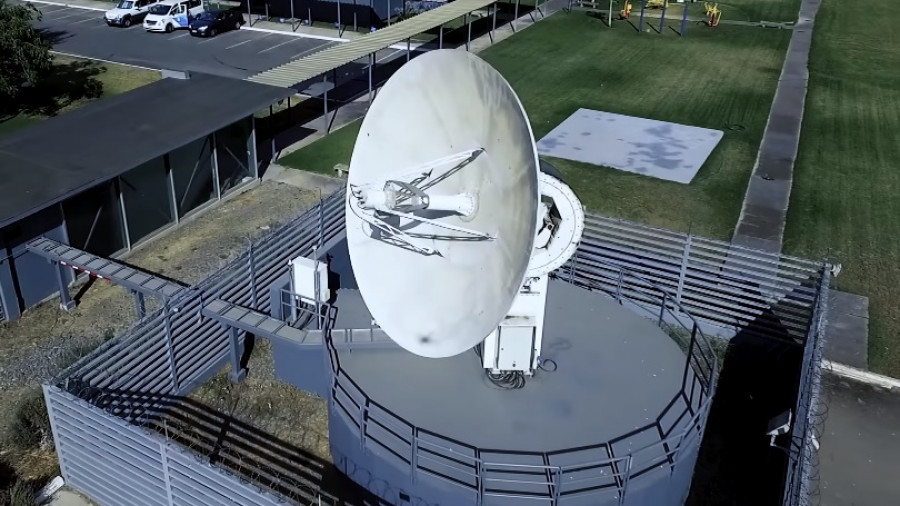 Antena del Sistema Satelital de Observación Terrestre de la FACh. Imagen: FACh