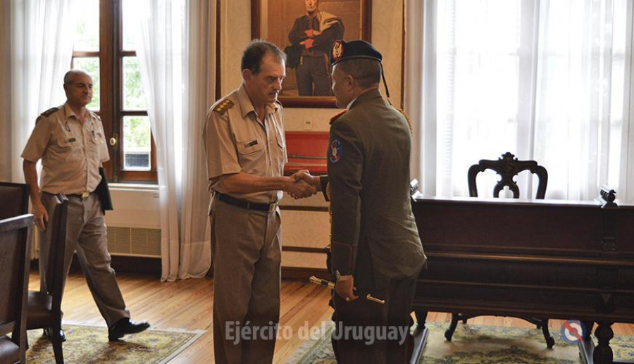 El destituido general Manini centro-izquierda durante una visita protocolar. Foto: Ejército Nacional del Uruguay.