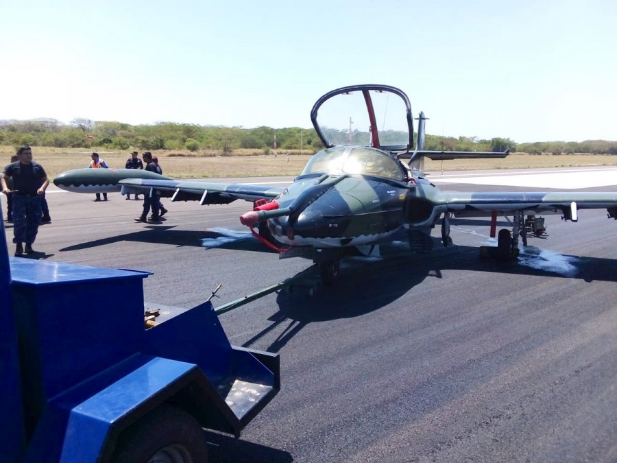 Un avión A-37 en El Salvador experimentó problema en su tren de aterrizaje. Foto: Fuerza Aérea Salvadoreña.