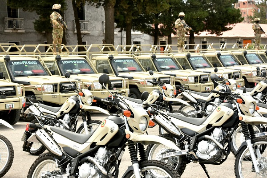 Vehículos 4x4 y motos entregadas a las unidades fronterizas del Ejército. Foto: Agencia Boliviana de Información.