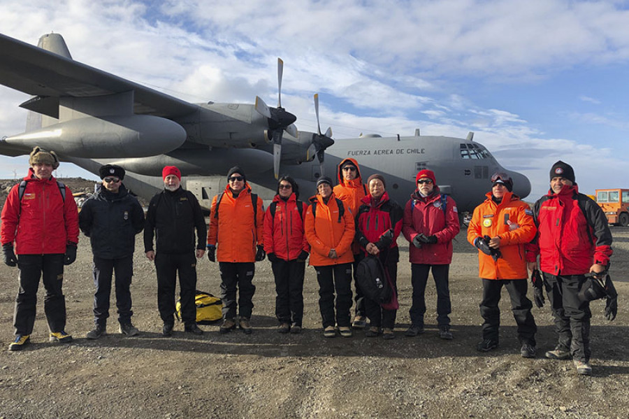 El equipo de inspectores llegó a la Antártica en un KC-130R de la FACh. Foto: FACh