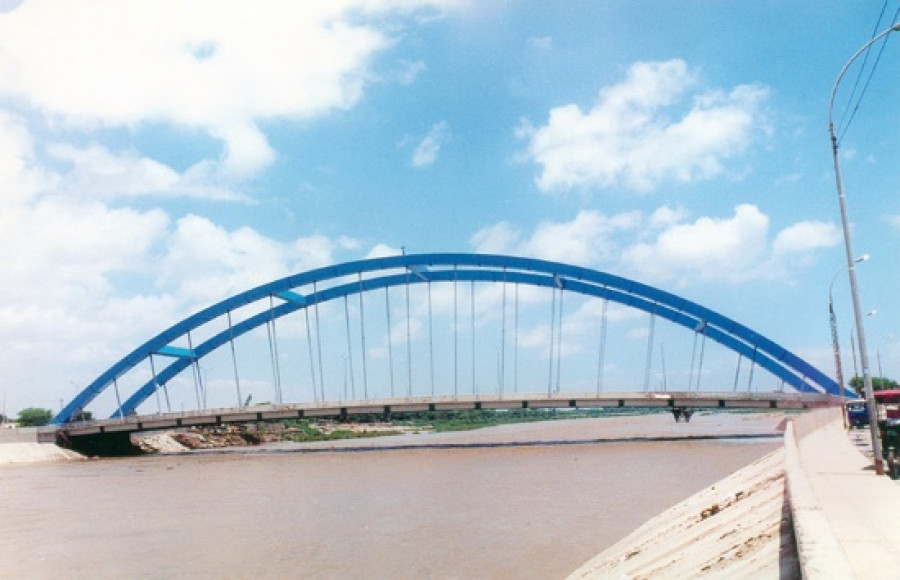 Puente Bolognesi, estructura metálica de arcos atirantados, sobre río Piura, fabricado por SIMA. Foto: SIMA Perú