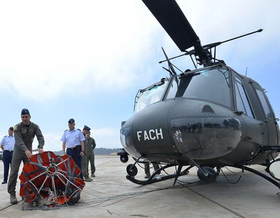 El Bell UH-1H apagaincendios fue presentado en la base Aérea Quintero. Foto: Ministerio de Defensa