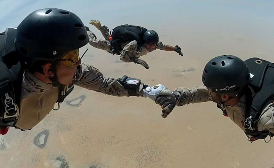 Salto de paracaidistas durante los ejercicios. Foto: Emad