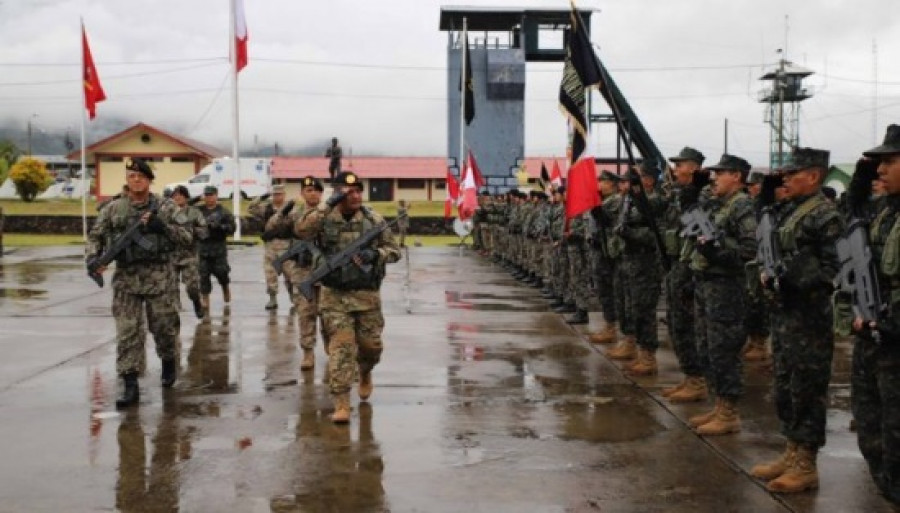 El jefe del Comando Conjunto saluda a las tropas y a su izquierda el general Augusto Villaroel. Foto: Comando Conjunto del Perú