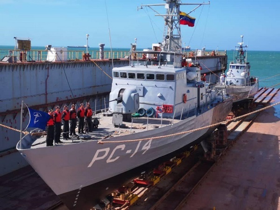 El Libertad y el Petrel, en el dique flotante, durante el proceso de refloamiento. Foto: Armada de Venezuela