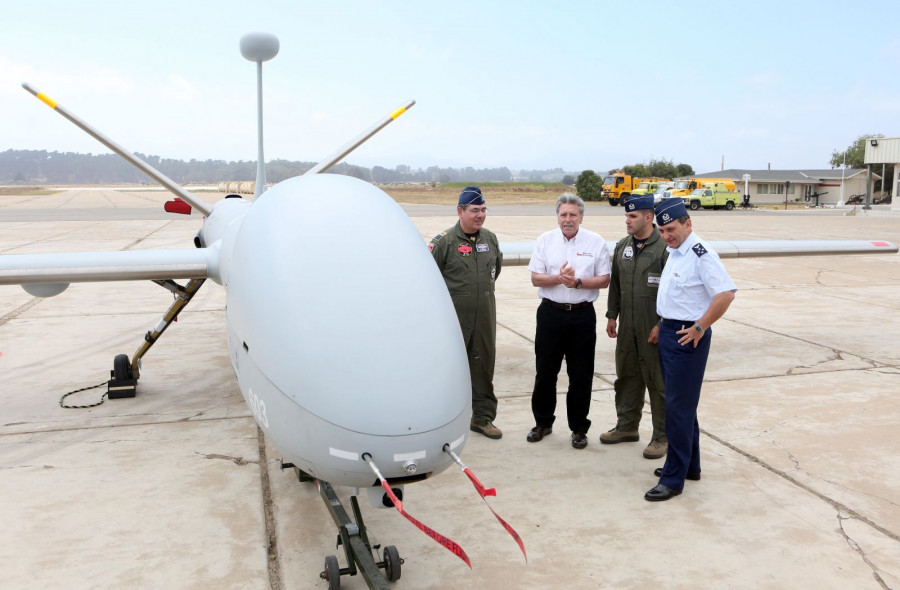 El ministro Espina y el general Merino junto al UAV Hermes 900 de la FACh. Foto: Ministerio de Defensa de Chile