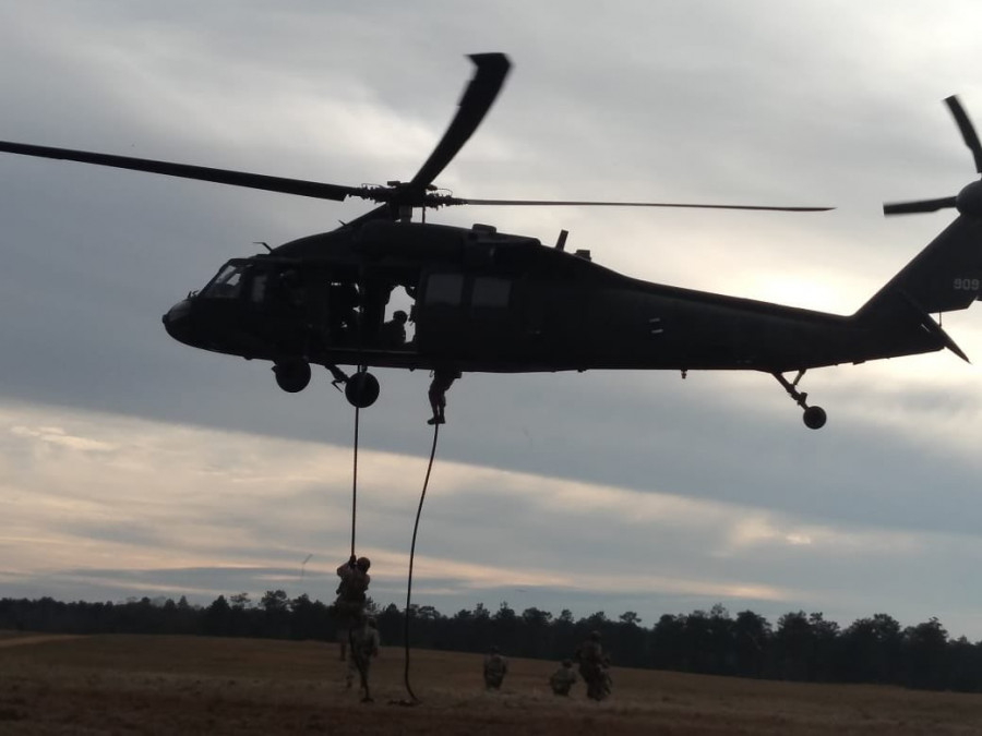 Efectivos de la Agrupación de Fuerzas Especiales de la BOE Lautaro realizan fast rope desde un UH-60. Foto: Ejército de Chile