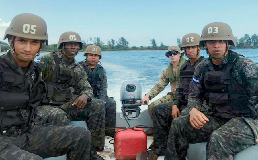 Militares hondureños recibieron la capacitación de Chile en el manejo de botes anfibios. Foto: Secretaría de Defensa de Honduras.
