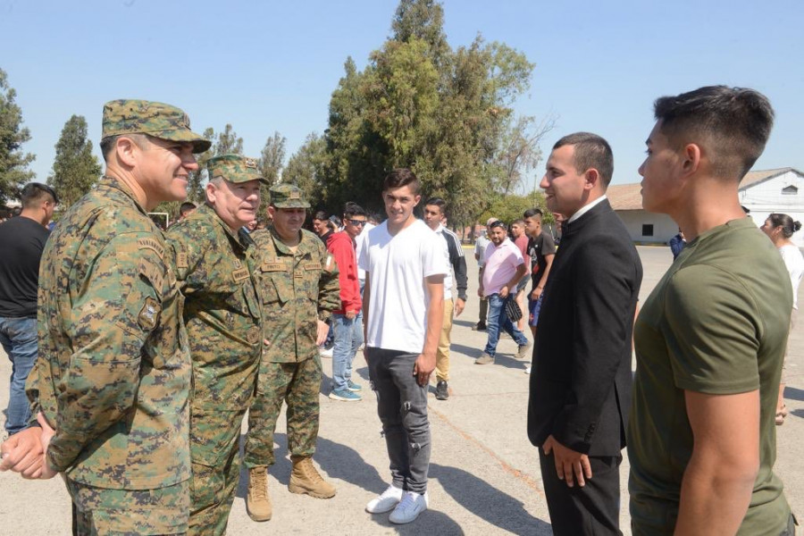 El general de brigada Mericq conversa con los nuevos soldados. Foto: Ejército de Chile