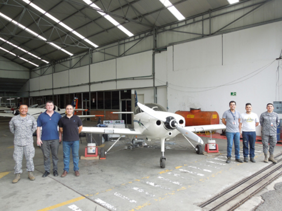 El equipo español junto al avión Calima T-90. Foto: INTA