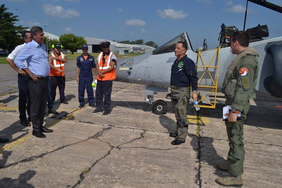 Autoridades de ambos países con el Pampa III. Foto: Escuela de Aviación Militar