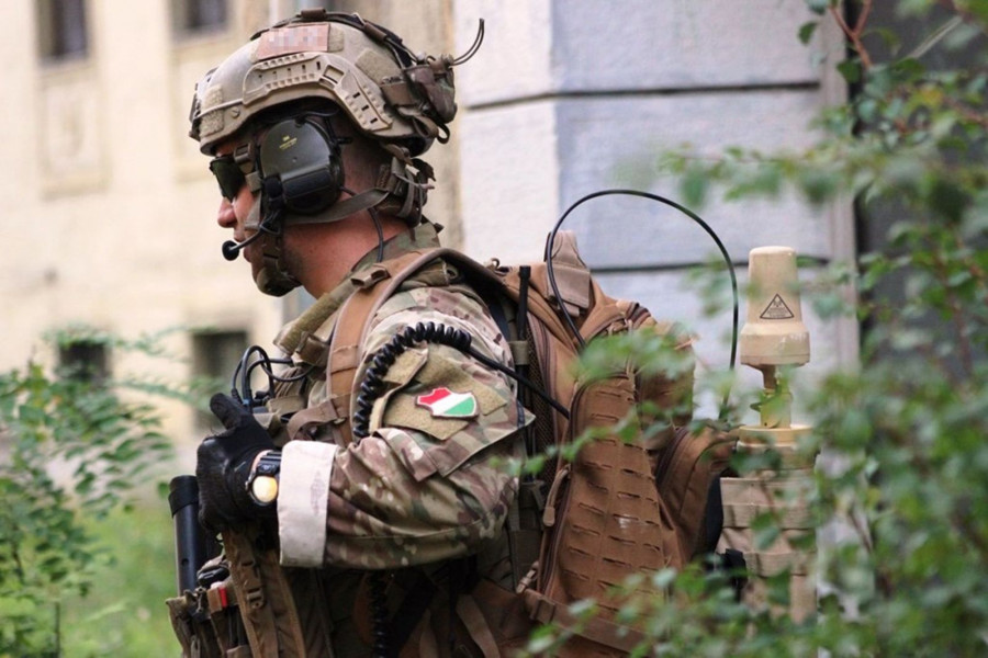 Radioperador húngaro con antena unidireccional del dispositivo de comunicaciones Slingshot. Foto: Ejército de Hungría