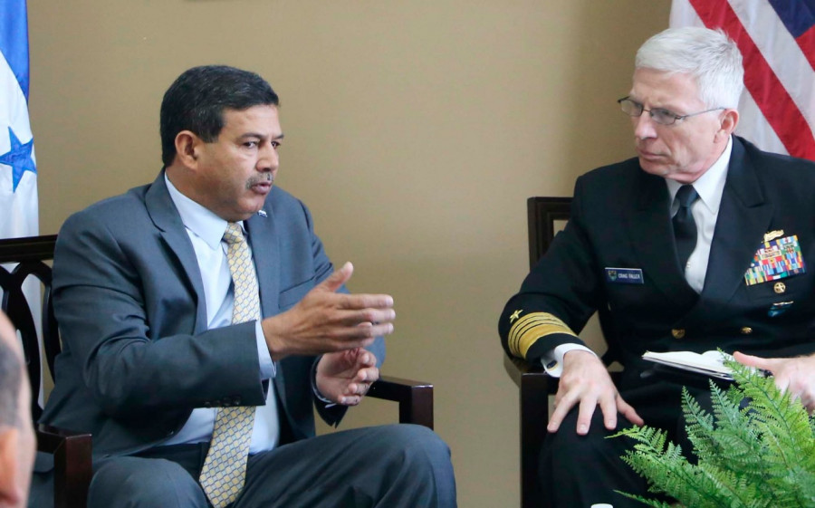 El secretario de Defensa de Honduras, general retirado Fredy Díaz, en reunión con el titular del Southcom, almirante Craig Fuller.
