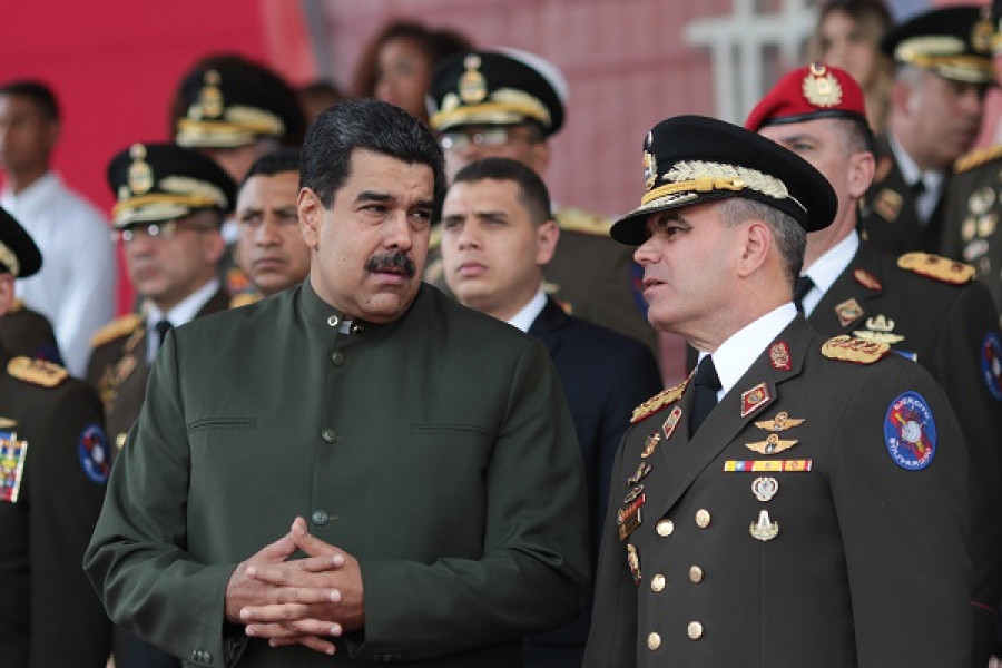El presiente Maduro acompañado del ministro de la Defensa, en un acto militar. Foto: Agencia Venezolana de Noticias.