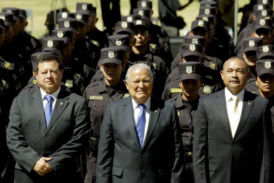 El presidente Salvador Sánchez al centro, durante la graduación policial. Foto: Presidencia de El Salvador.
