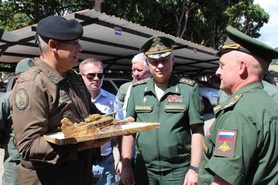 Visita de militares rusos a la 41 Brigada Blindada. Foto: Ejército de Venezuela.