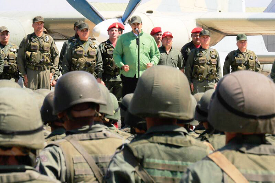 El presidente Maduro durante el acto castrense celebrado en la base aérea El Libertador. Foto: Ministerio del Poder Popular para la Defensa.