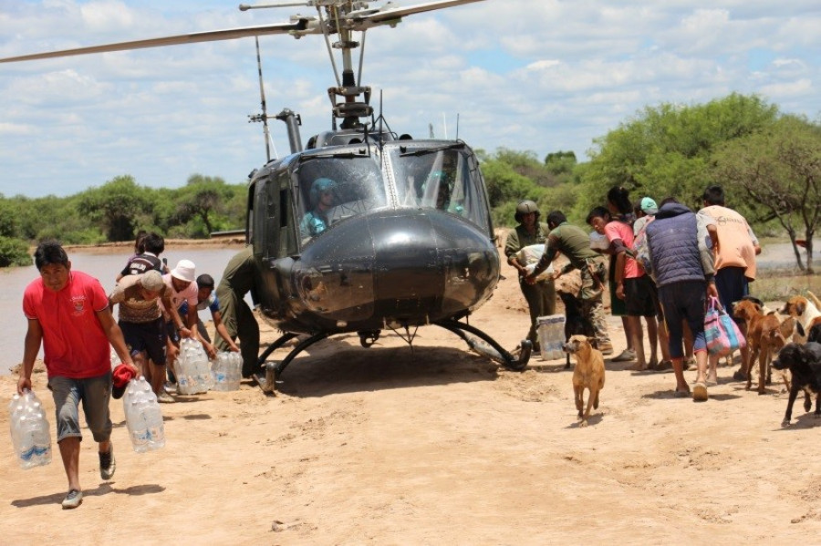 El Ejército Argentino distribuyendo víveres en la comunidad indígena de Salta. Fuente: Ejército Argentino.