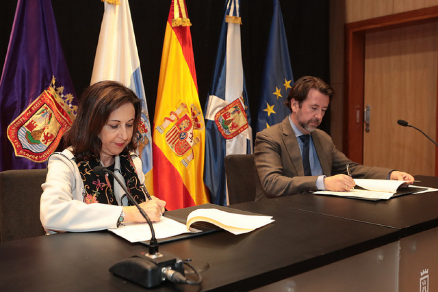 Firma del acuerdo de intenciones entre Defensa y el Cabildo de Tenerife. Foto: Ministerio de Defensa