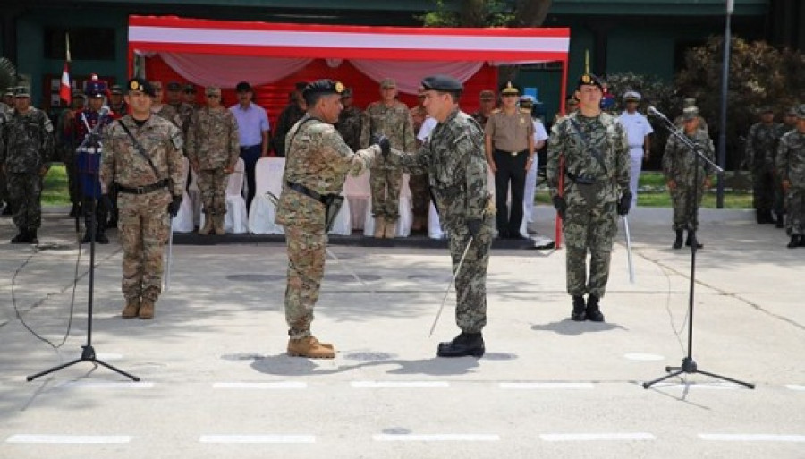 El general Walter Córdova recibe el saludo del general Astudillo en la ceremonia de posesión. Foto: Comando Conjunto del Perú.