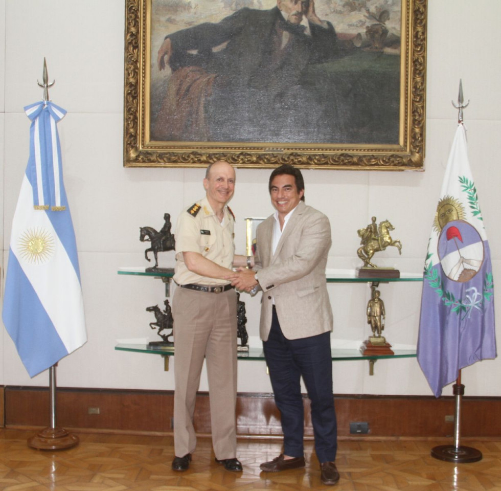 Claudio Ernesto Pasqualini y José Itzcovich Griot cierran el acuerdo. Foto: Ejército