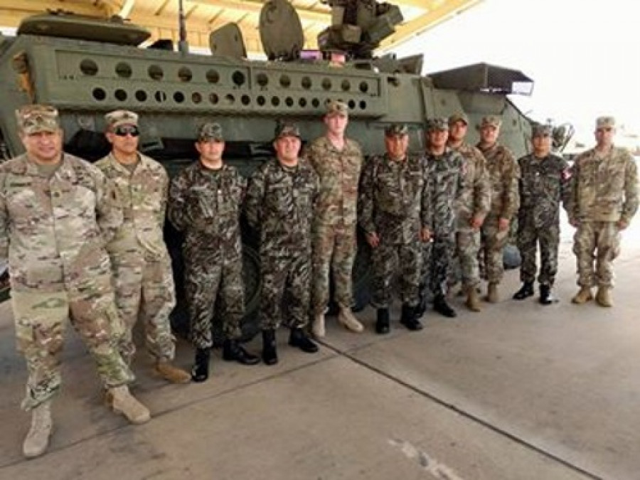 El ex comandante general del EP, Luis Ramos, en el Fuerte Benning, con militares de ambos países y un Stryker. Foto: Ejército del Perú