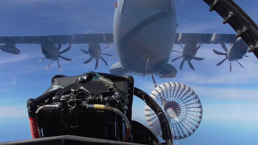 Reabastecimiento en vuelo entre el A400M y un caza F-18. Foto: Ejército del Aire