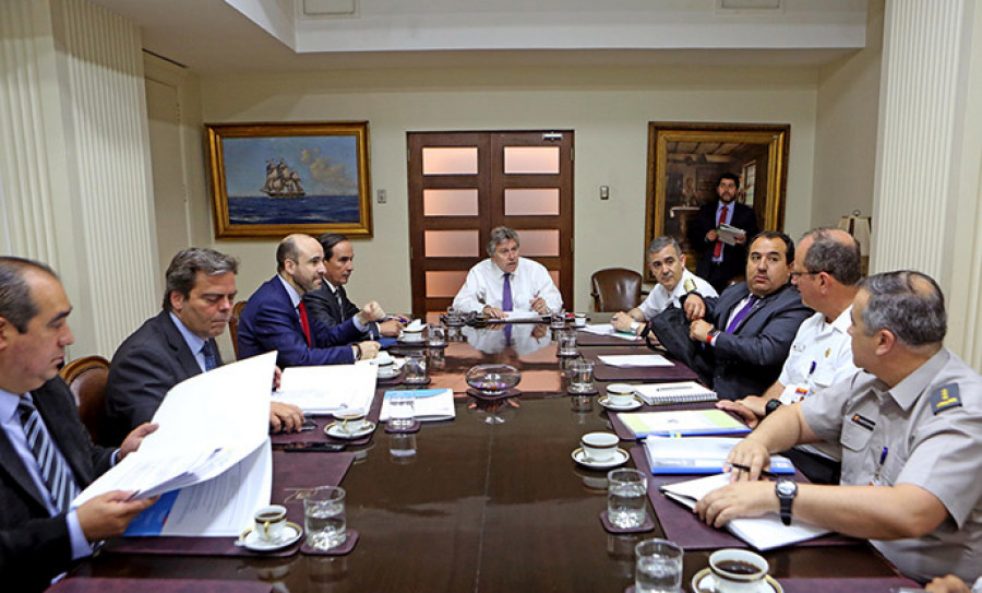 Espina reunido con el gabinete antincendios. Foto: Ministerio de Defensa de Chile.