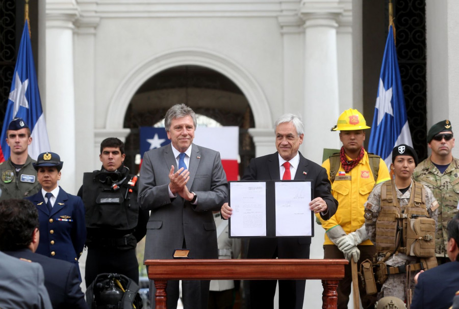 El presidente Piñera y el ministro Espina tras la firma del proyecto. Foto: Ministerio de Defensa de Chile