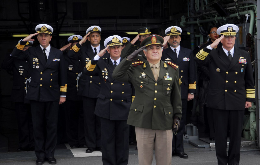 Autoridades castrenses en una ceremonia en Puerto Belgrano. Foto: EMCO