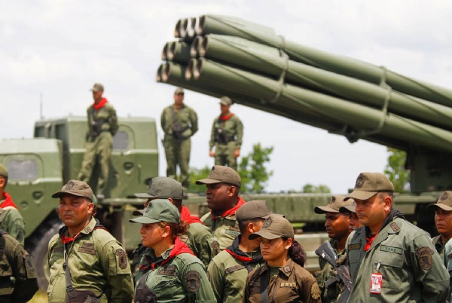 Lanzacohetes múltiples BM-30 Smerch, de fabricación rusa, del Ejército de Venezuela. Foto: Agencia Venezolana de Noticias.
