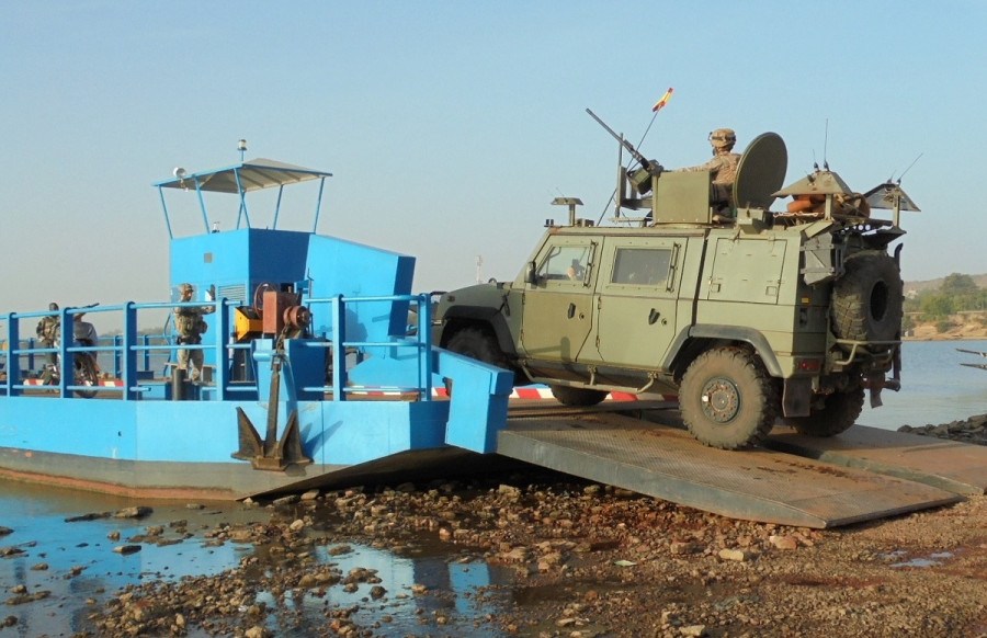 Un LMV Lince equipado con radios HF sube a una barcaza para cruzar el río Niger. Foto: Emad