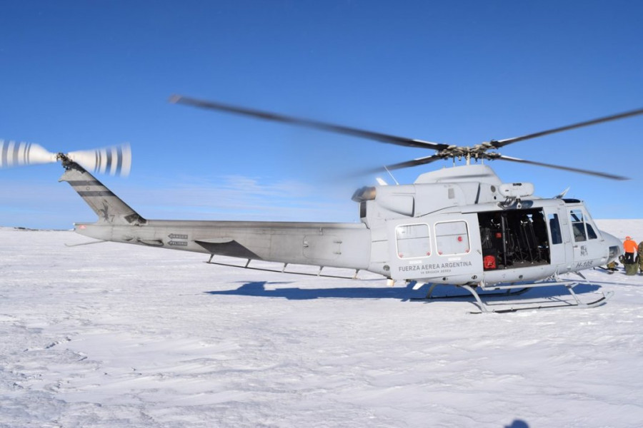 Bell 412 durante los ejercicios Glaciar 2018. Foto: FAA Argentina.