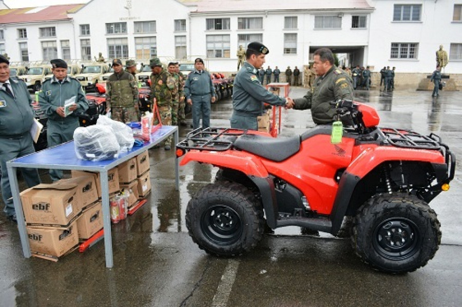 El comandante del Ejército boliviano, general Mendieta, en la entrega de 25 cuadriciclos Honda TRX 420. Foto: Ejército de Bolivia.