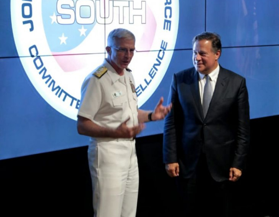 El almirante Craig Faller y el presidente panameño Juan Carlos Varela en la sede de JIATF-S. Foto: Presidencia de Panamá.