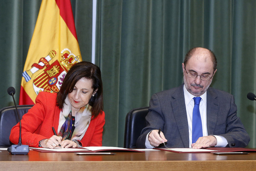 Firma de los convenios entre Defensa y Aragón. Foto: Ministerio de Defensa