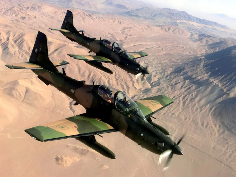 Embraer A-29B Super Tucano de la FACh sobre el desierto de Atacama. Foto: Óscar Medina