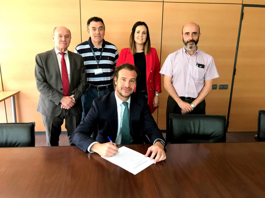 Alejandro Ballesteros durante la firma de un convenio el año pasado. Foto: Sainsel