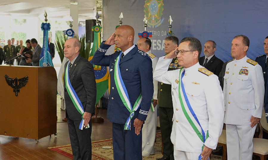 O ministro de Defesa, Fernando Azevedo, tenente-brigadeiro do Ar Raul Botelho e almirante de Esquadra Almir Garnier Santos.