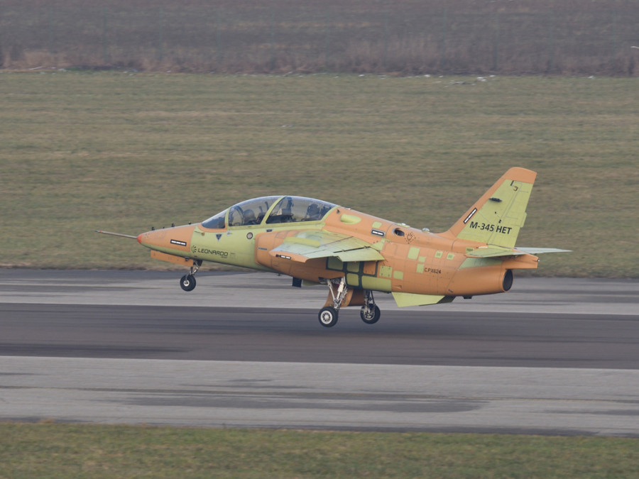 Primer vuelo de un M-345 de serie. Foto: Leonardo
